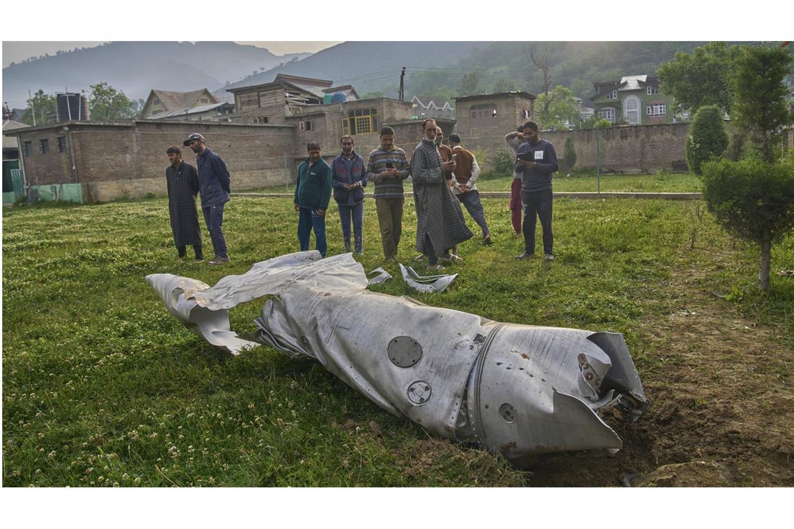 Wird aus dem Kaschmir-Konflikt ein Krieg zwischen Atommächten? Trümmerteile, die wie Teile eines Flugzeugs aussehen, liegen hinter einem Haus in Pampore im Bezirk Pulwama im indisch kontrollierten Kaschmir.