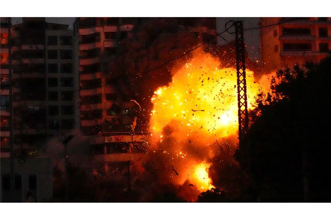 Bilder des Tages Trümmerteile fliegen durch die Gegend während eines israelischen Luftangriffs auf Gebäude in Beirut.