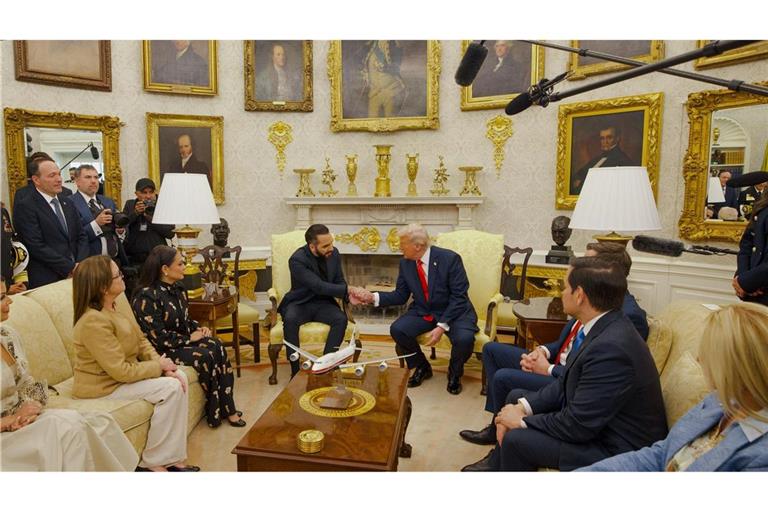 Trump beantwortet bei einem Treffen mit El Salvadors Präsident Fragen der Presse.