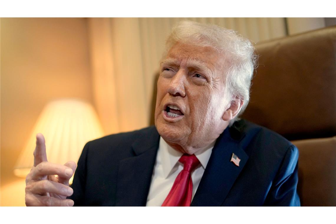 Trump stellt Kapitol-Angreifer erneut als Opfer dar Trump bezeichnet die Begnadigungen als "großartige Sache für die Menschheit".