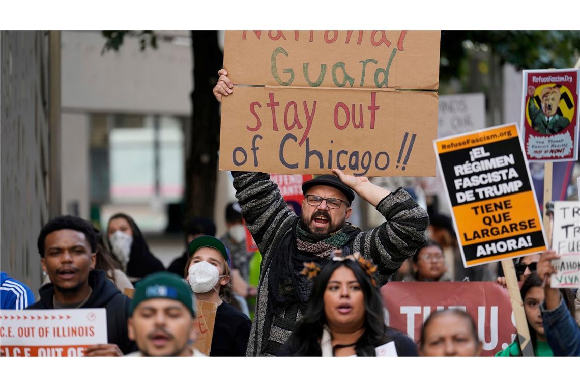 Militäreinsatz wie im Krieg? Trump provoziert Chicago Trump demonstriert seine Macht - und in Chicago kocht die Stimmung hoch.