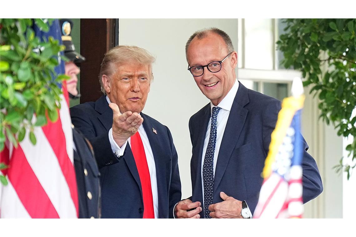 Trump gab sich bei der Begegnung betont freundlich, machte Merz Komplimente für sein gutes Englisch und klammerte mögliche strittige Themen weitgehend aus.