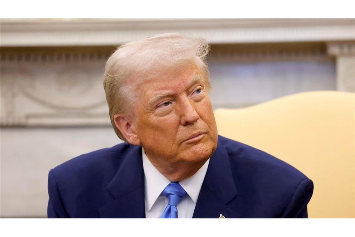 KI-Video zeigt Trumps Zukunftsvision für den Gazastreifen Trump hält an seinen Umsiedlungsplänen für den Gazastreifen fest und präsentiert seine Vision in einem KI-Video.