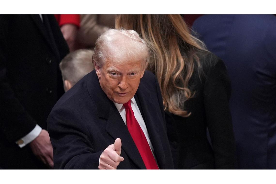 Trump testet Grenzen der Macht aus - erste Klagen Trump hat an seinem ersten Tag im Amt eine Welle an Entscheidungen verfügt.