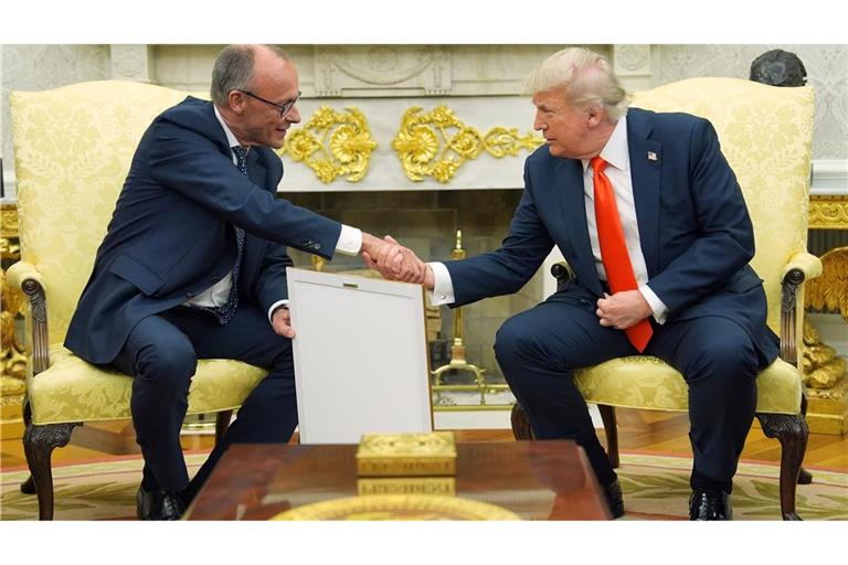 Trump hat schon mehrere Geschenke von Merz bekommen.