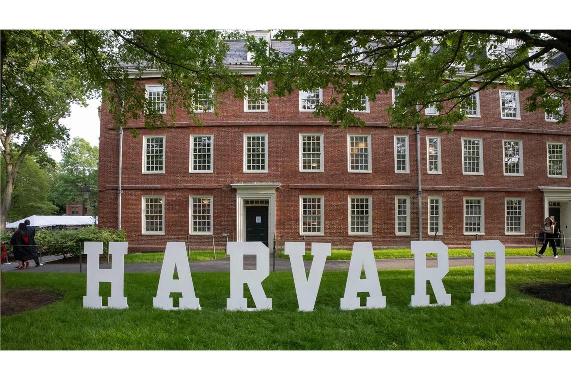 US-Gericht blockt Einreisestopp für Harvard-Studierende Trump hatte Einreisestopps angekündigt, für fast alle ausländischen Bürger, die an der Elite-Uni studieren wollen.
