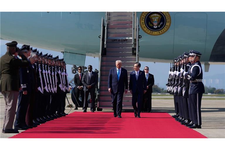 Vor Treffen mit Xi: Trump bringt Zollsenkung ins Spiel Trump ist in Südkorea angekommen. Morgen trifft er sich mit Xi.