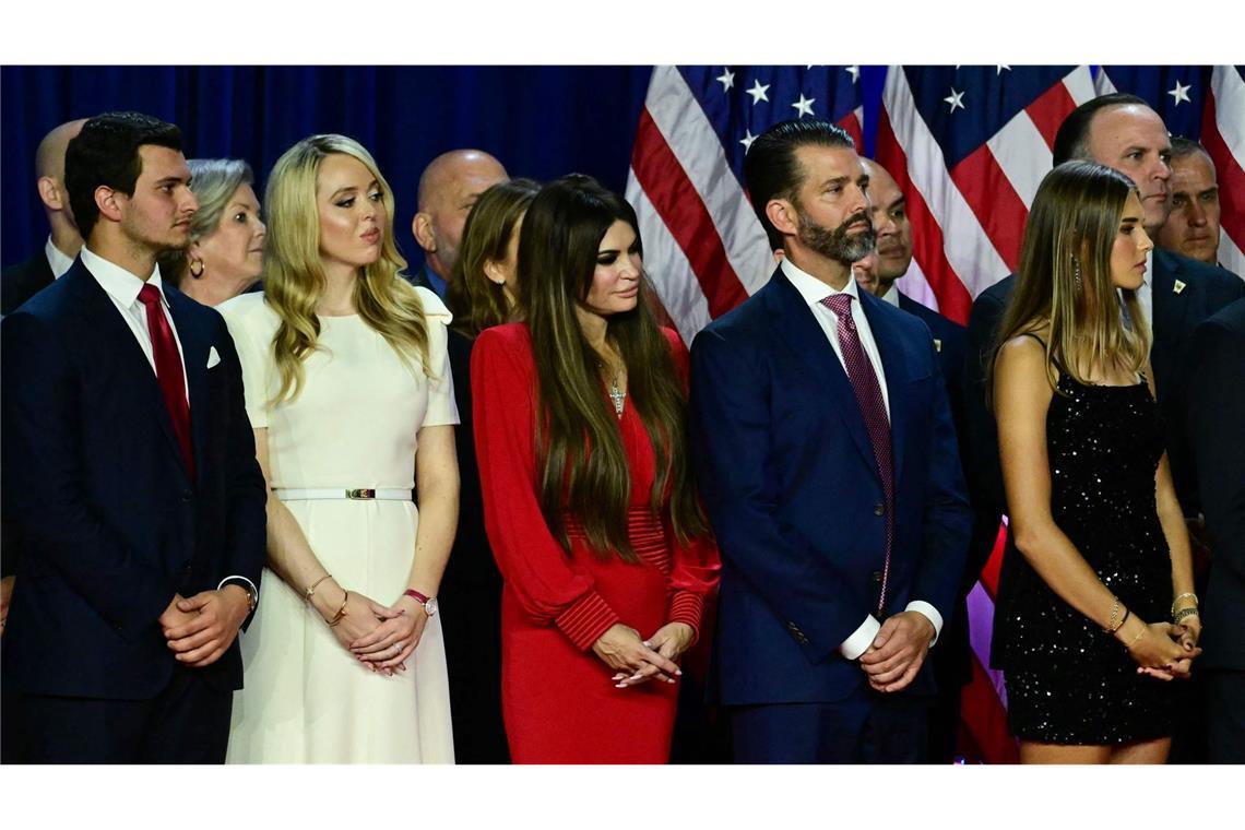 Und plötzlich sind auch Ivanka und Jared wieder da Trump-Kinder und Enkel: Tiffany (im weißen Kleid) mit ihrem Mann Michael Boulos, Don junior (mit Bart) und seine Partnerin Kimberly Guilfoyle (in rot), Dons Tochter Kai (im kurzen schwarzen Kleid) ...