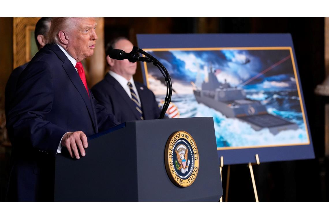 Trump kündigt den Bau von neuen Schlachtschiffen an.