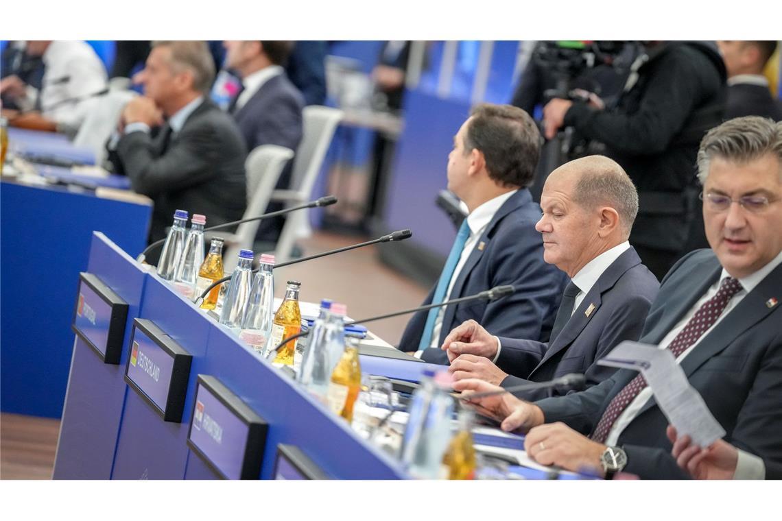 EU will Wirtschaftskrieg mit USA unter Trump verhindern Trump kündigte im Wahlkampf an, auf Importe aus Weltregionen wie Europa neue Zölle einführen zu wollen. Besonders hart könnte es für die deutsche Autoindustrie und ihre Zulieferer werden.