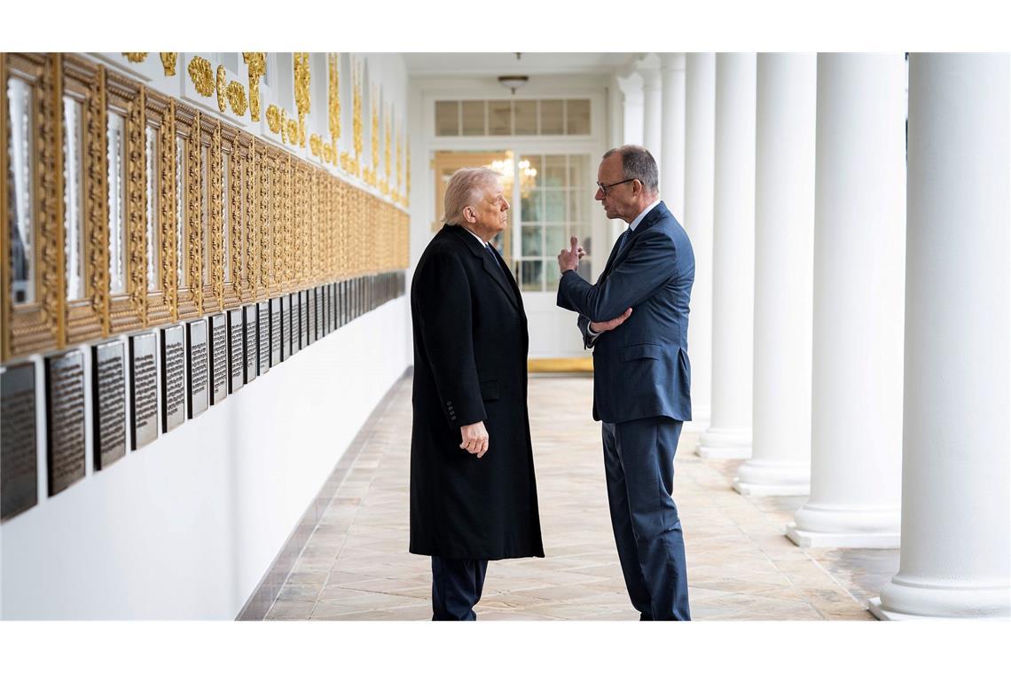 Trump (l.) greift Merz (r.) noch mal online an. (Archivbild)