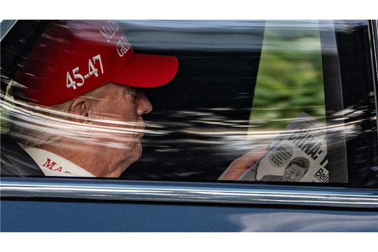 Trump liest New York Post mit China-Schlagzeile im National Golf club
