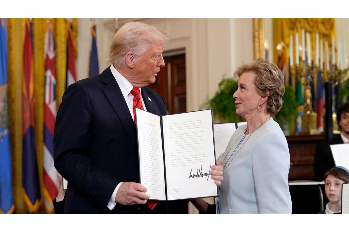 Trump geht Zerschlagung von Bildungsministerium an Trump mit Bildungsministerin McMahon - die sich nach seinem Willen selbst abschaffen soll.