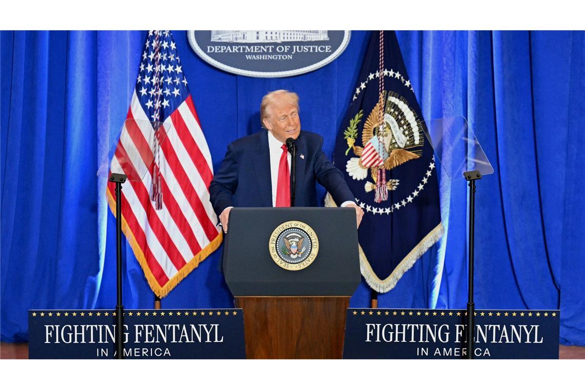 Trump: Kritische Berichterstattung großer US-Medien illegal Trump nutzte den Auftritt im Justizressort für eine politische Abrechnung mit seinen Gegnern.