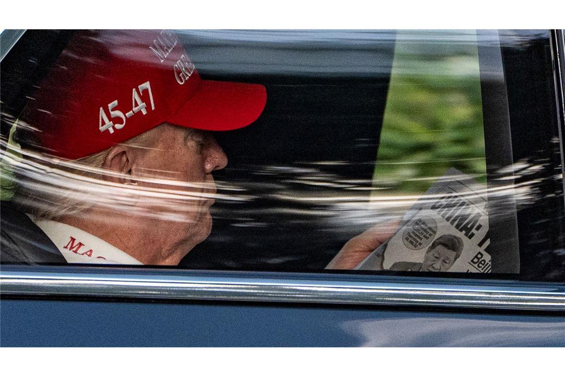 Landesweite Proteste gegen Trump in den USA Trump selbst verbrachte das Wochenende nicht in der US-Hauptstadt, sondern beim Golfen im Bundesstaat Florida.