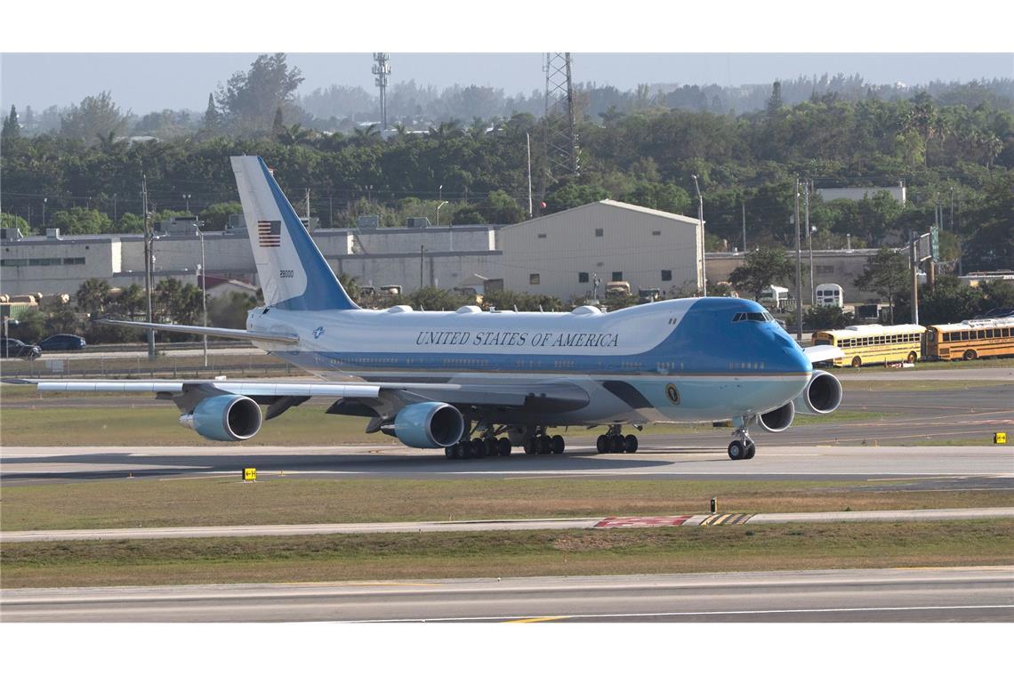 Trump echauffiert sich über Selenskyj und Putin Trump spricht regelmäßig mit Journalisten an Bord der Präsidentenmaschine Air Force One.