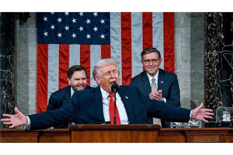 Trump spricht über Migrationspolitik.