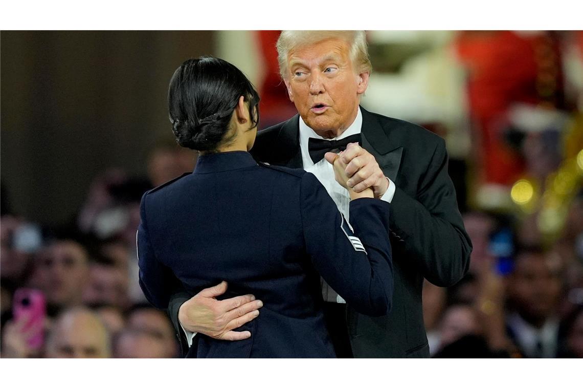 Trump tanzt - auch mit einer Fremden Trump tanze nicht nur mit seiner Frau, sondern auch mit einem Mitglied der Streitkräfte.