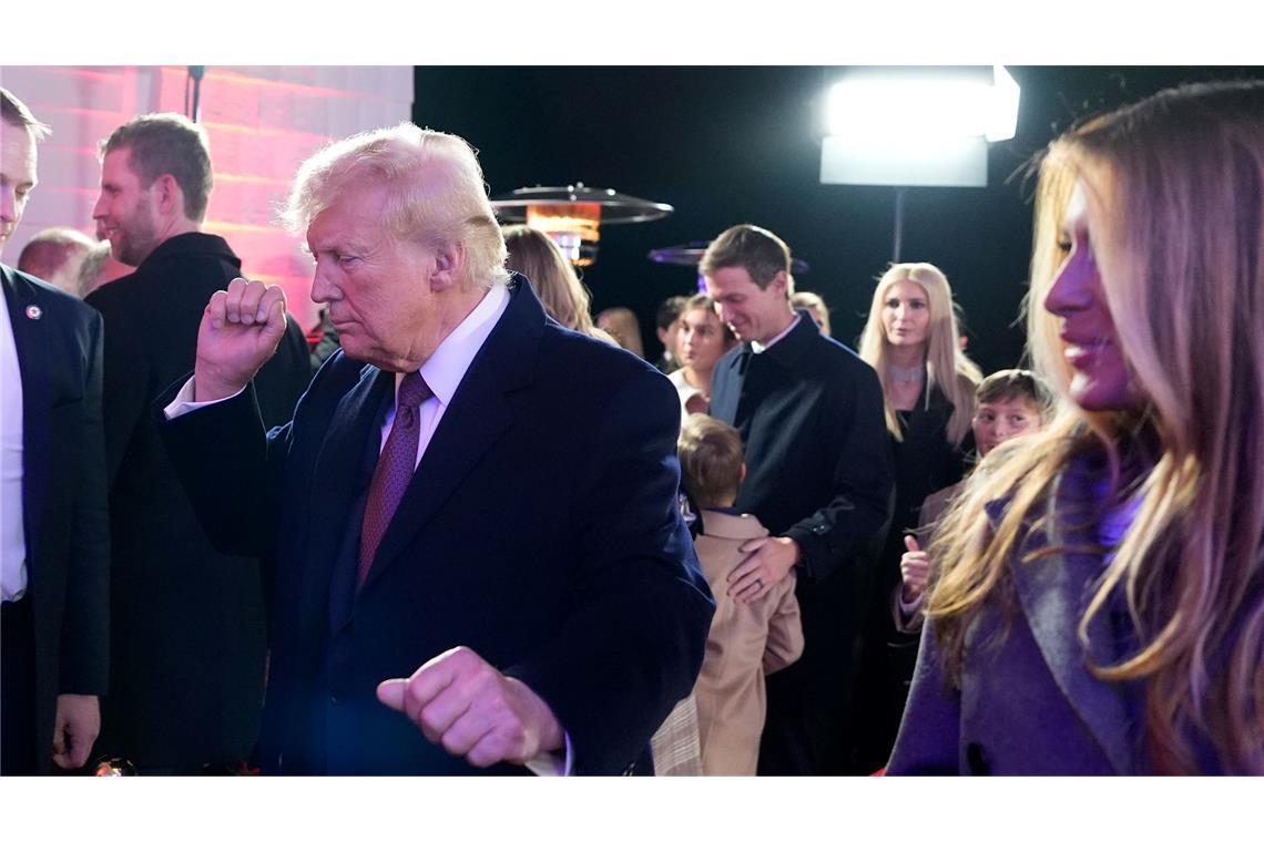 Bilder des Tages Trump tanzt neben seiner Frau nach einem Feuerwerk im Trump National Golf Club