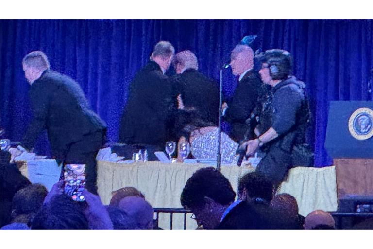 Trump und die übrigen Regierungsmitglieder blieben unversehrt.