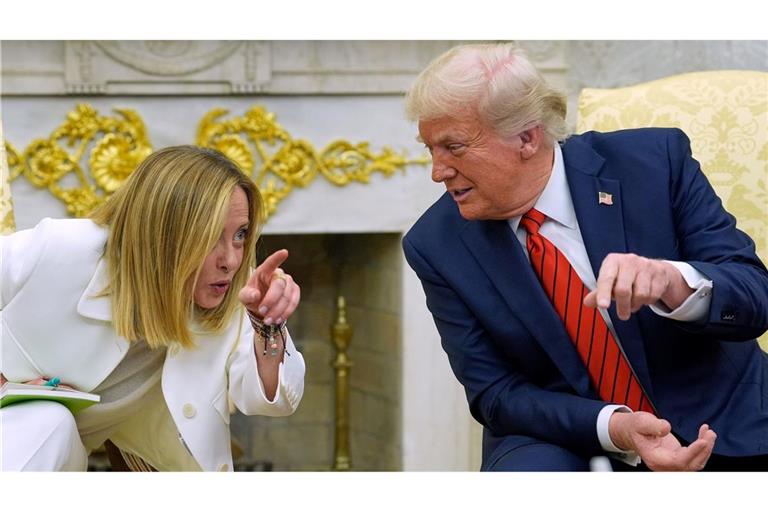 Trump und Meloni scherzten bei einem Treffen miteinander.