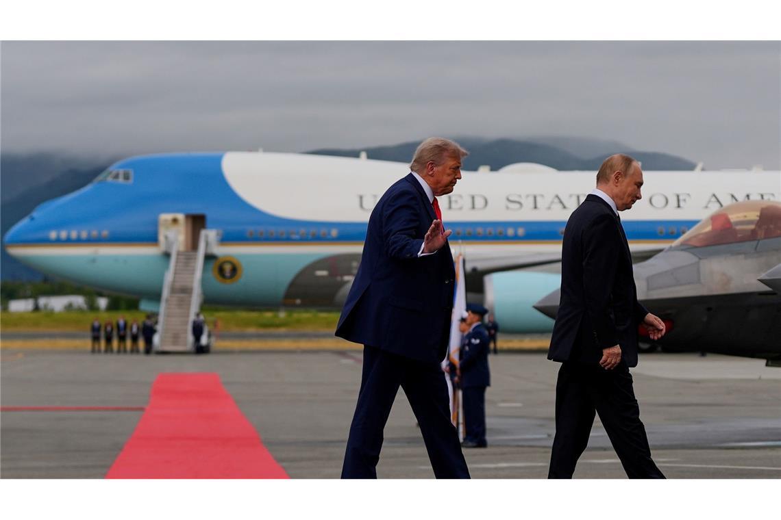 Trump und Putin begrüßen sich auf dem Rollfeld