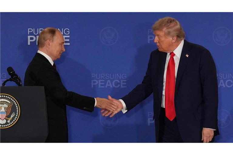 Trump und Putin schütteln sich beim Pressestatement nach ihrem Gespräch die Hand.