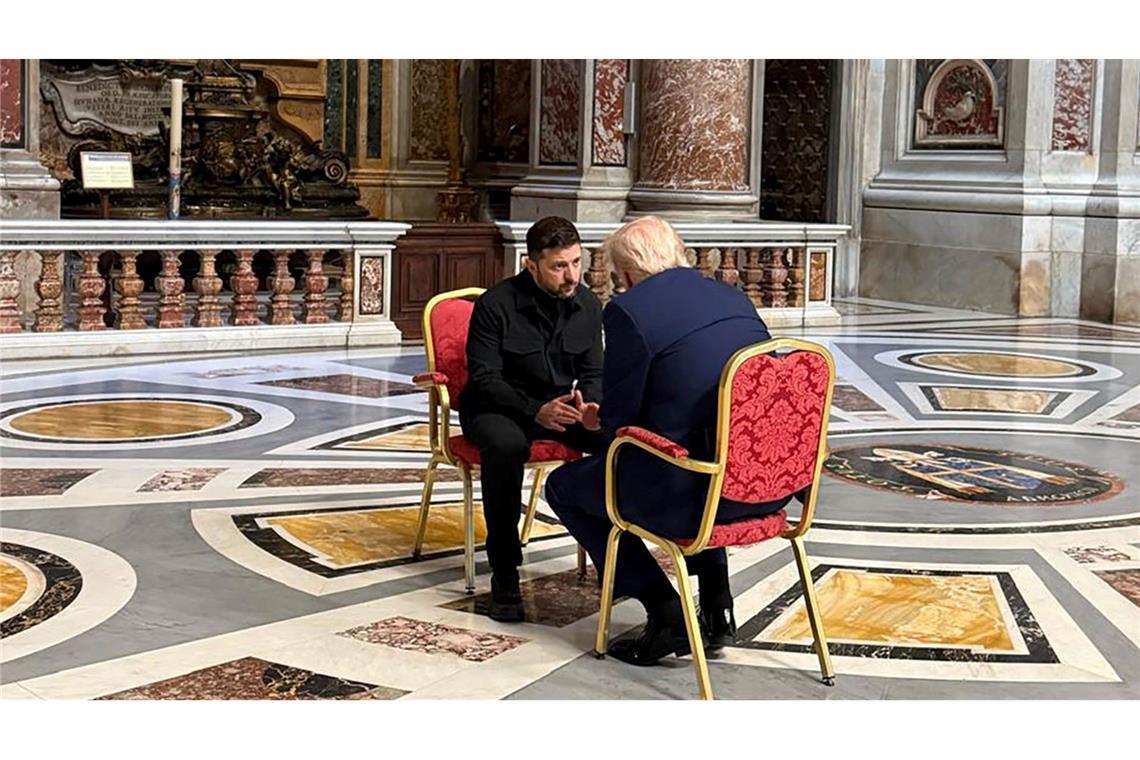Bemerkenswerte Momente rund um die Papst-Trauerfeier Trump und Selenskyj im Gespräch.