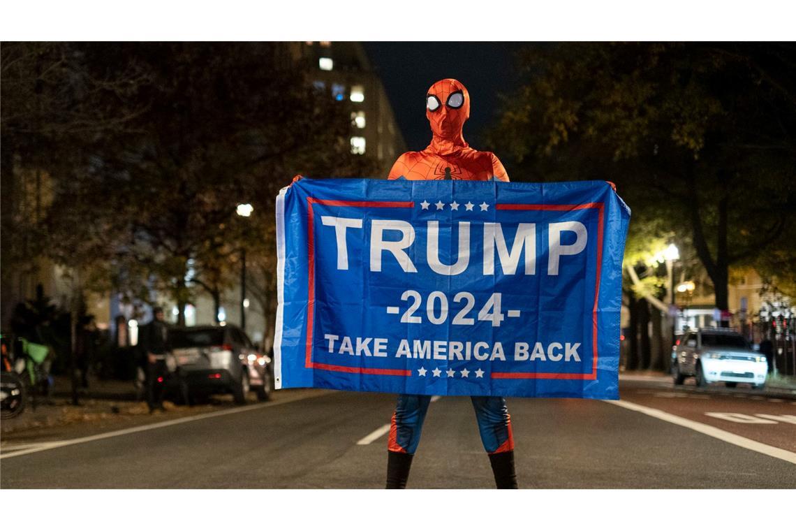 Gandalf oder Darth Vader: Wer würde eher Trump wählen? Trump-Unterstützer im Spider-Man-Kostüm mit einem Trump-Transparent am Tag der US-Präsidentschaftswahl 2024 in Washington.