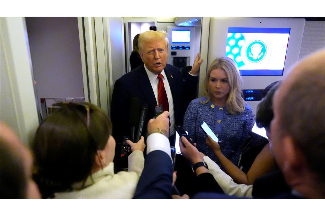 Neuer Trump-Erlass droht Transgender aus Militär zu drängen Trump unterzeichnete mehrere Erlasse an Bord der Air Force One auf dem Rückflug von Florida in die Hauptstadt Washington.