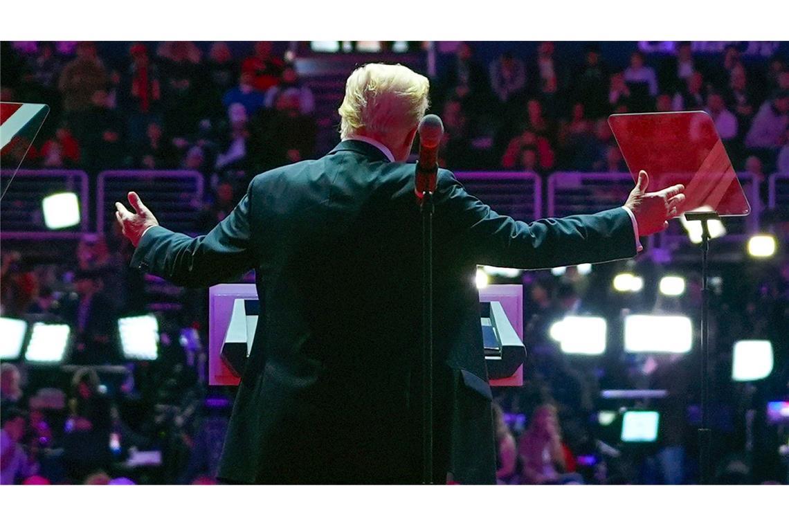 "Fast wie Gott" - Trump lässt sich vor Vereidigung feiern Trump versprach, sofort "jede einzelne Krise" im Land zu beheben.
