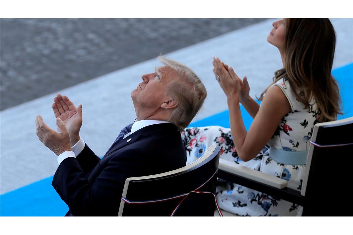 Neue Details zu Militärparade an Trumps Geburtstag Trump war 2017 bei der Militärparade zum französischen Nationalfeiertag in Paris. (Archivbild)