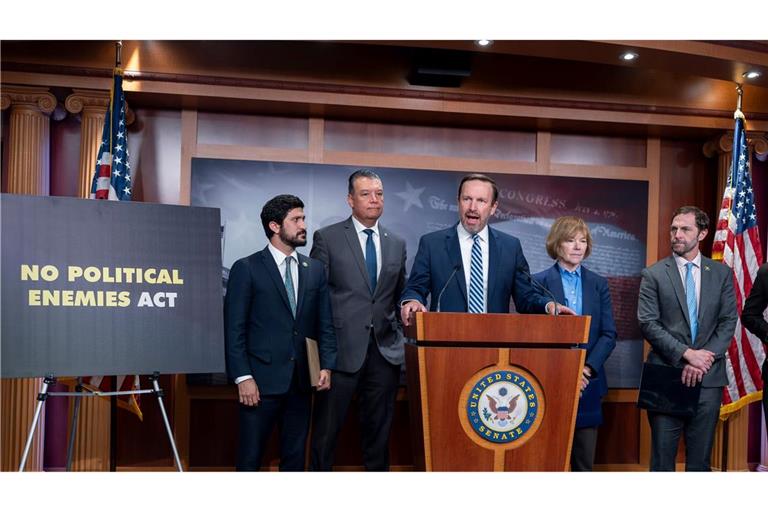"Trump weist derzeit das Justizministerium an, Jagd auf seine politischen Feinde zu machen", sagt der demokratische Senator Chris Murphy.