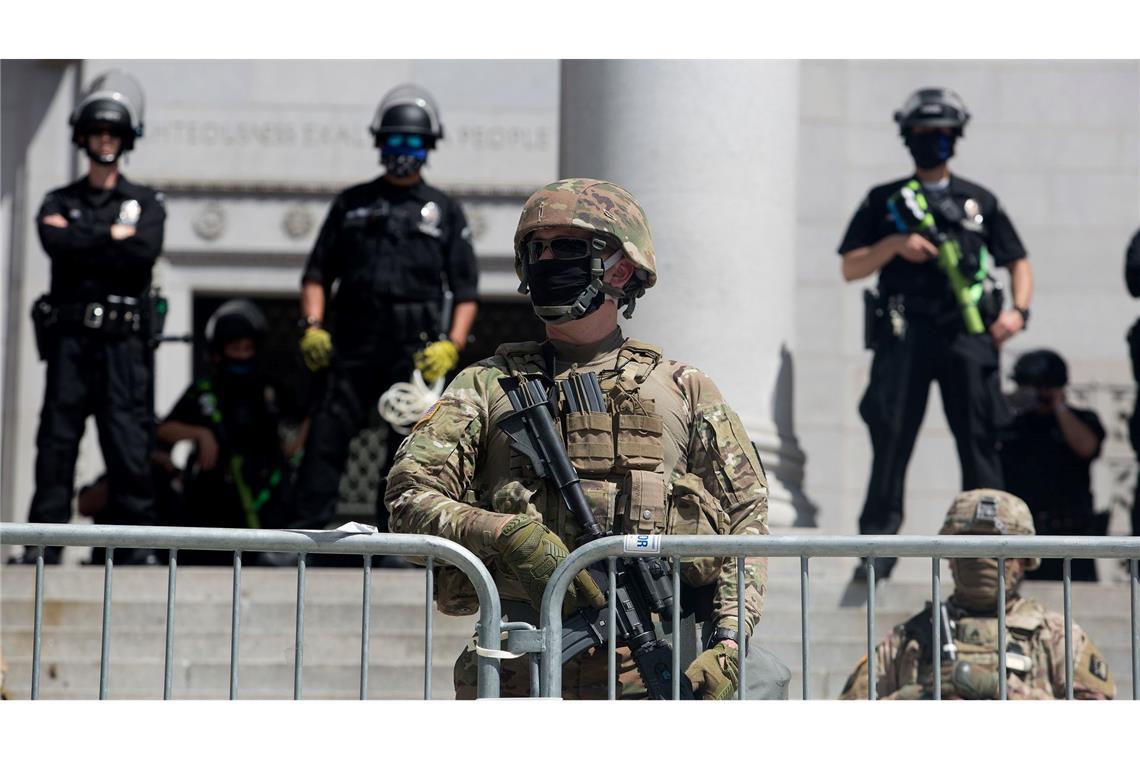 Soldaten in Los Angeles gehen gegen Demonstranten vor Trump will wegen Protesten nun auch Soldaten in den Straßen von Los Angeles einsetzen. (Archivbild)