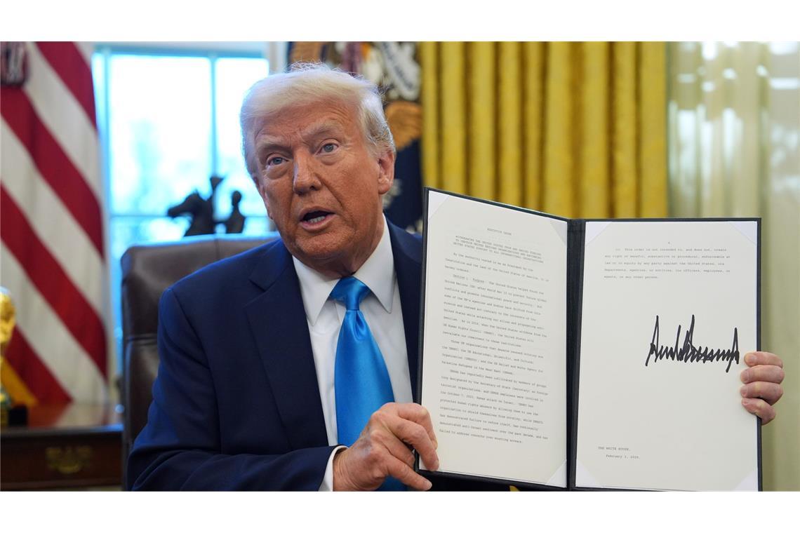 Verhaltener Gegenwind: Wo ist der Widerstand gegen Trump? Trump wird nicht müde, immer neue Anordnungen zu unterzeichnen. (Archivbild)