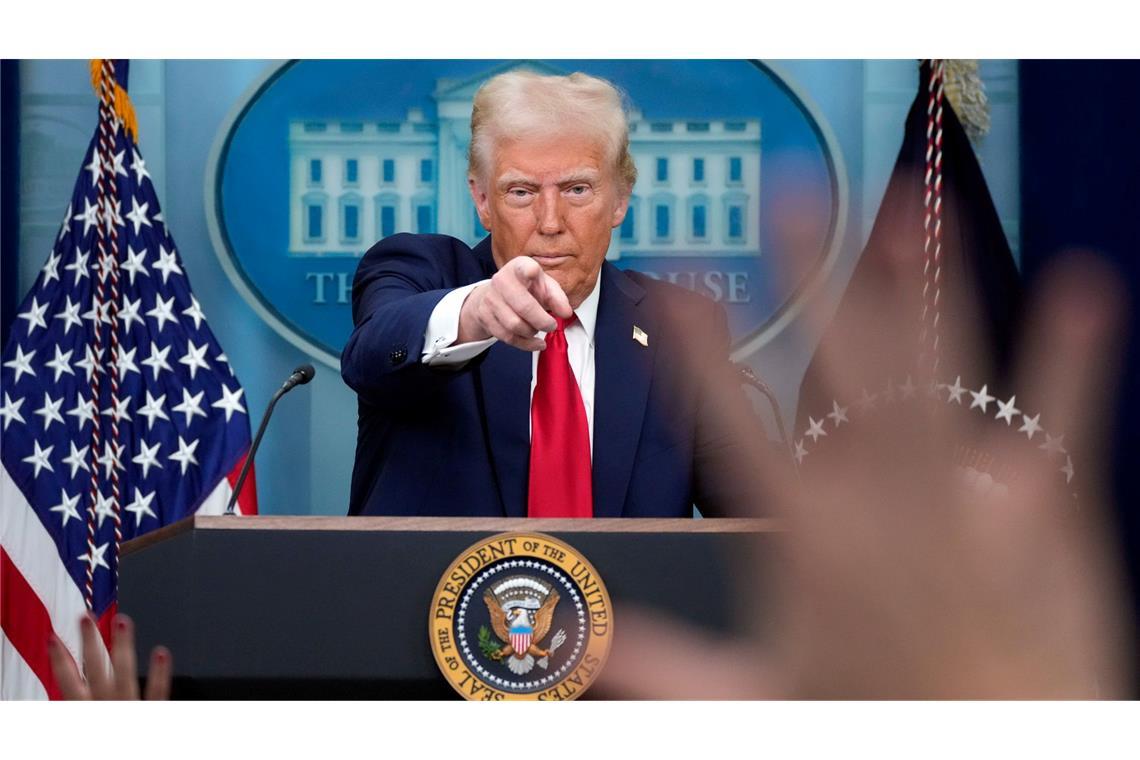 Amerika auf dem Weg zur Autokratie? Trumps radikaler Kurs Trump zeigt derweil auf andere und bezeichnete zuletzt den ukrainischen Präsidenten als "Diktator". (Archivbild)