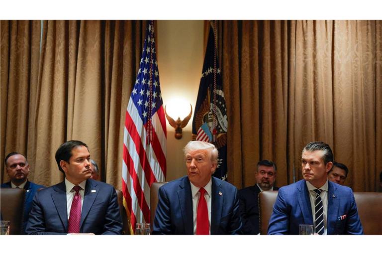 Trump zwischen seinen Ministern Rubio (links) und Hegseth (rechts).