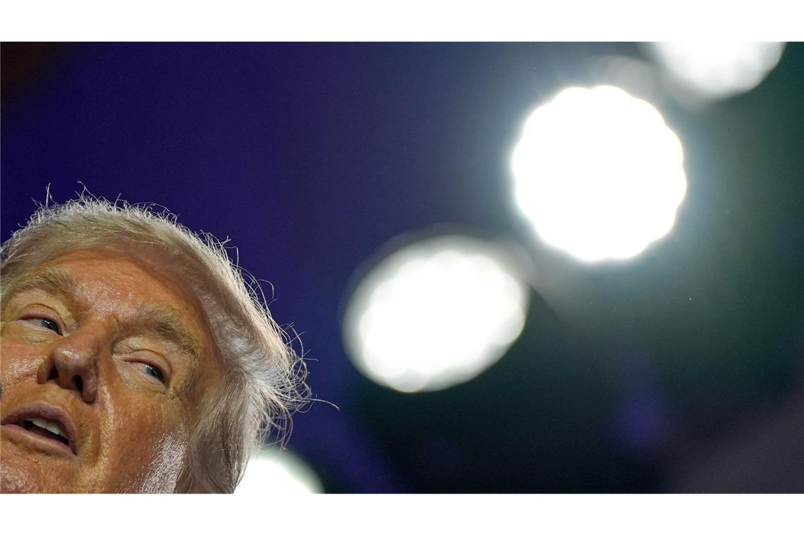 Medien: Trump über eigenen Namen in Epstein-Akten informiert Trumps ist laut Medienberichten informiert worden, dass sein Name in den Epstein-Akten auftaucht. Der Kontext ist unklar.