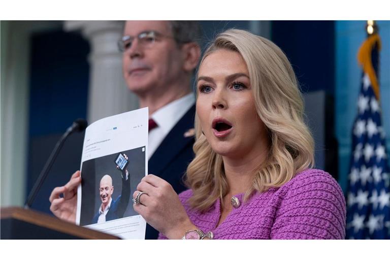 Trumps Sprecherin Karoline Leavitt kritisiert Amazon und dessen Chef Jeff Bezos.