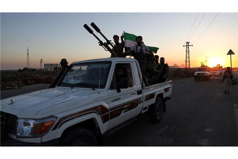 Truppen der syrischen Regierung kämpfen in Suwaida an Seite sunnitischer Beduinen.