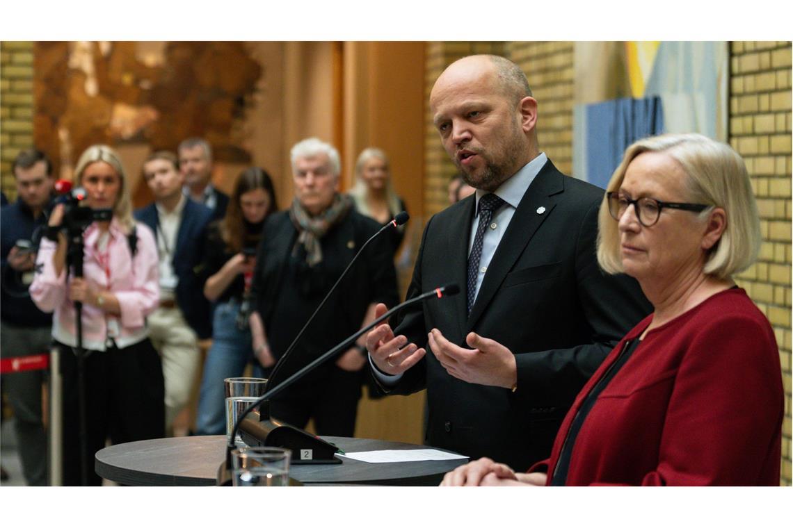 Regierungskoalition in Norwegen zerbrochen Trygve Slagsvold Vedum (2.v.r-r), Vorsitzender der norwegischen Zentrumspartei und bisheriger Finanzminister von Norwegen, und Marit Arnstad, Fraktionschefin der Zentrumspartei