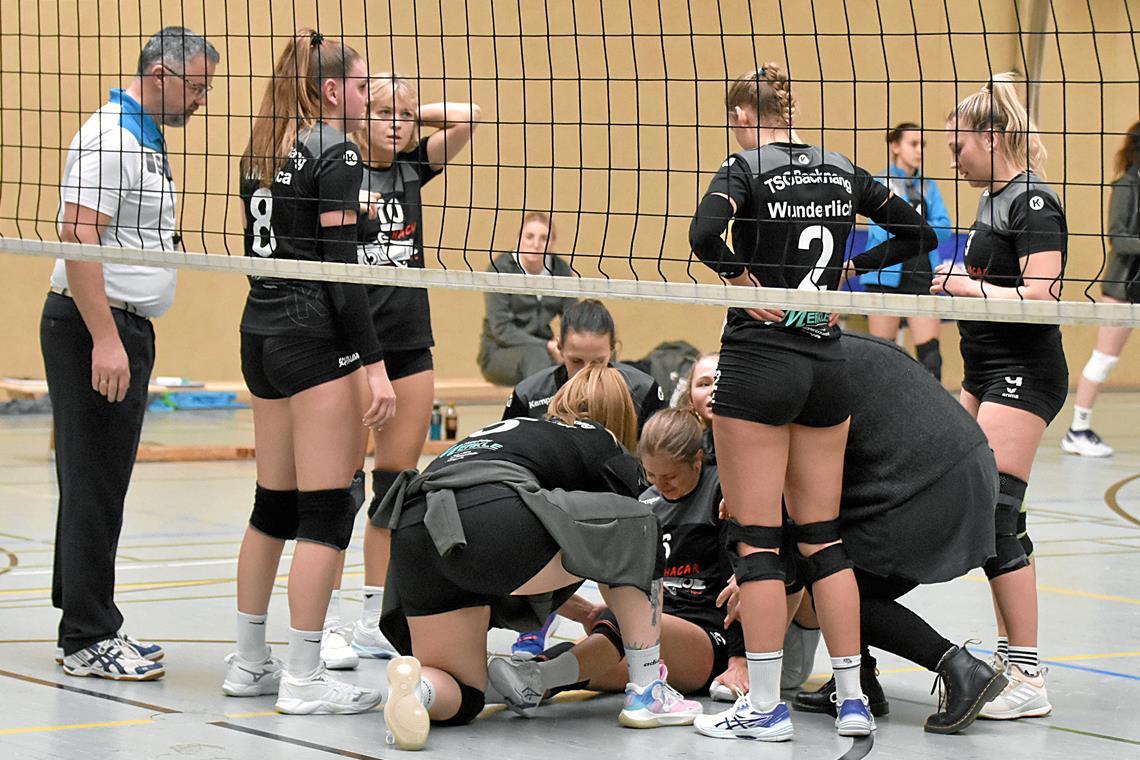 Keine Punkte für die TSG-Volleyballerinnen und eine weitere Verletzte TSG-Spielerin Florentine Walter bleibt nach einer Aktion am Netz verletzt liegen, die Kolleginnen kümmern sich um sie. Foto: Tobias Sellmaier