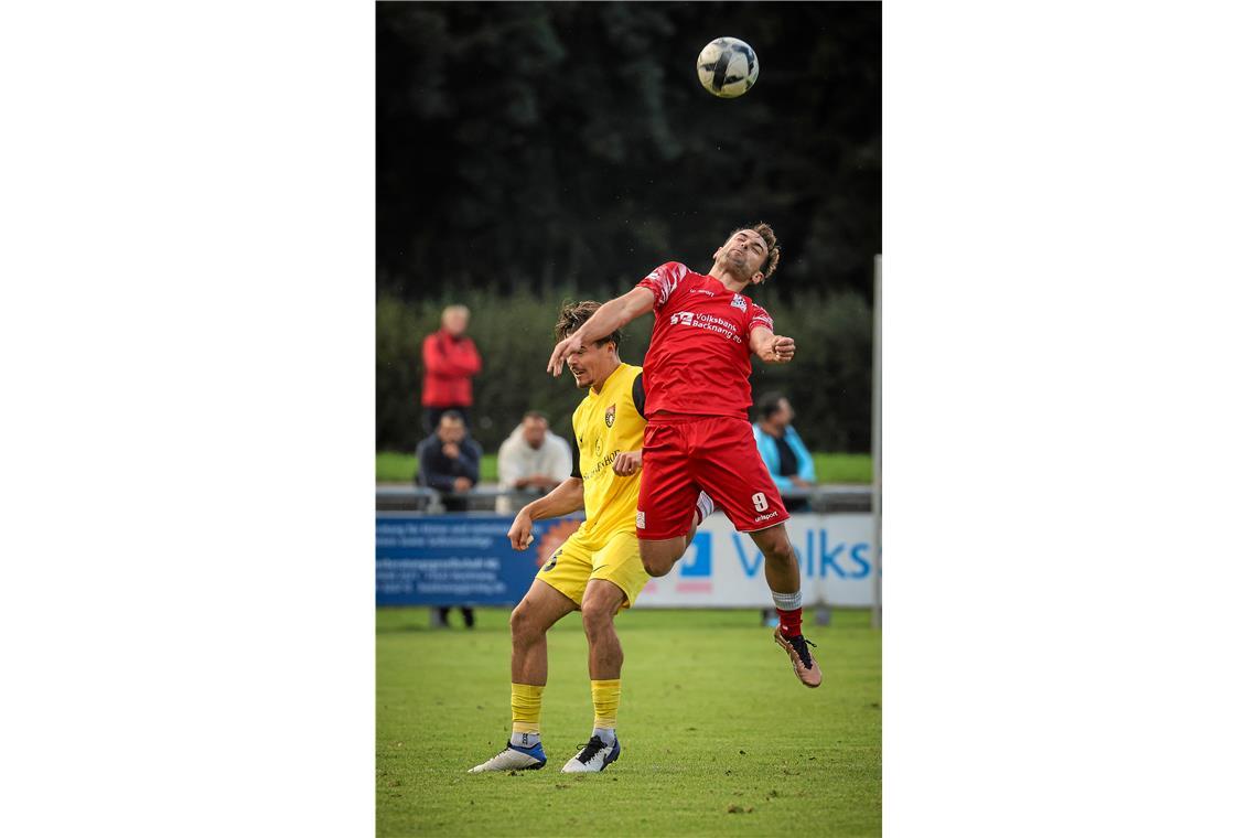 TSG-Stürmer Tim Pöhler (rotes Trikot) warf sich in viele Zweikämpfe und köpfte in der fünften Minute der Nachspielzeit in Denzlingen das umjubelte 2:2. Archivfoto: Alexander Becher