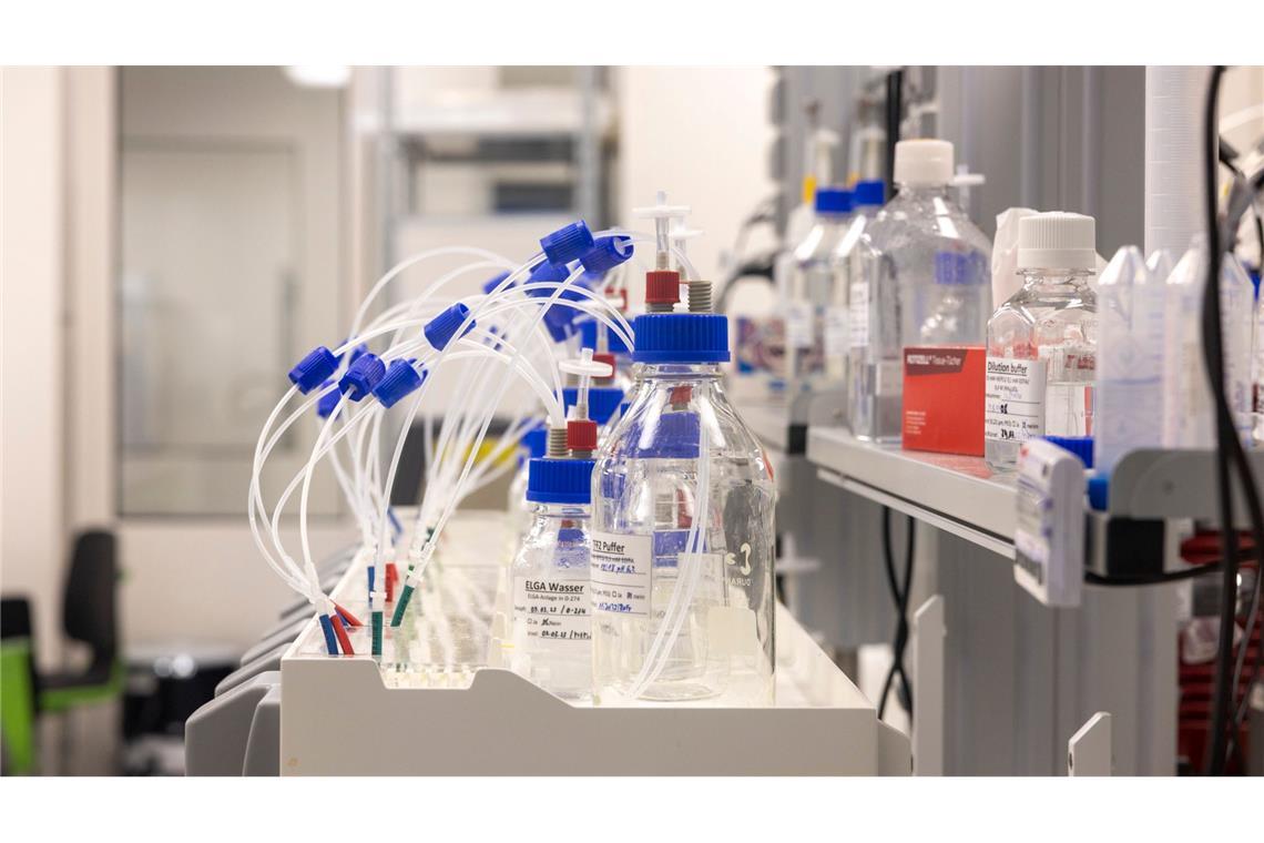 Chemie mit Rekord bei Forschung - aber Druck aus Asien groß Tüffteln im Labor: Die Chemie- und Pharmaindustrie gibt so viel für Forschung aus wie nie zuvor (Archivbild)