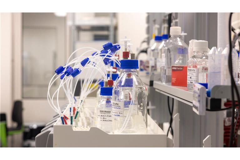 Tüffteln im Labor: Die Chemie- und Pharmaindustrie gibt so viel für Forschung aus wie nie zuvor (Archivbild)