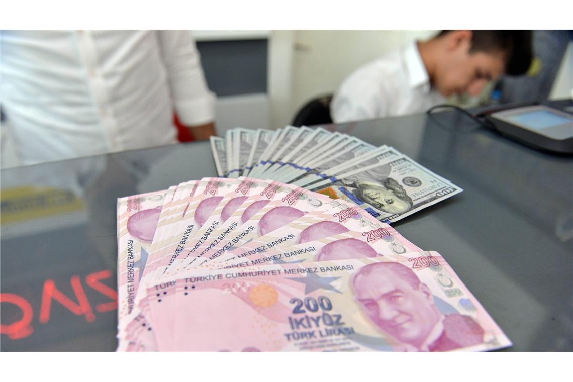 Verhaftung von Erdogan-Kontrahent bringt Währung und Börse zum Absturz Türkische Lira unter Druck.