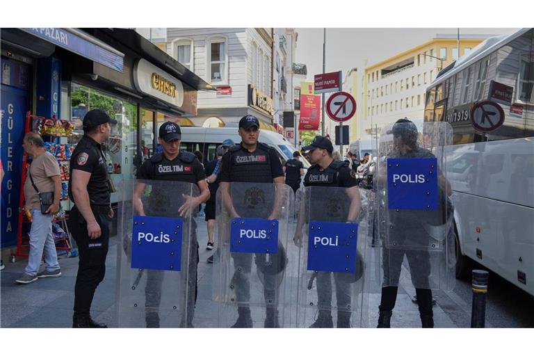 Türkische Polizisten stehen in einer Sicherheitslinie während des jährlichen LGBTQ+ Pride Marsches.