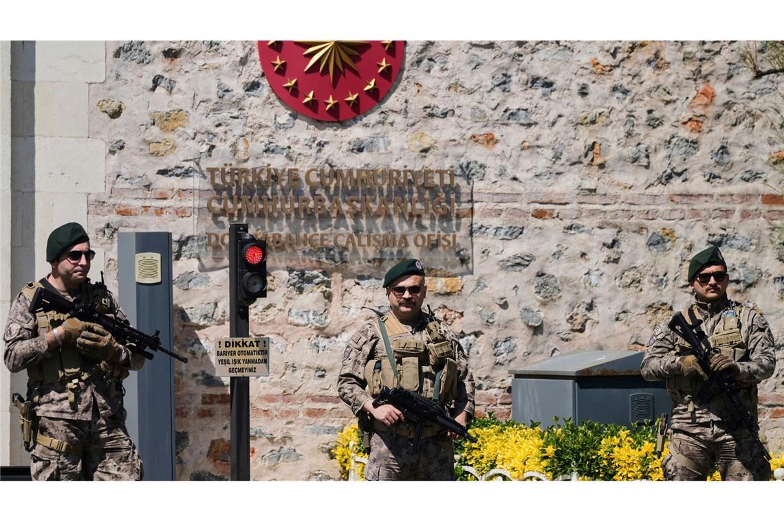 Hängepartie in Istanbul: Ukraine-Gespräche verzögern sich Türkische Sicherheitskräfte stehen vor dem Dolmabahce-Palast, wo Gespräche zwischen russischen und ukrainischen Delegationen stattfinden sollen.