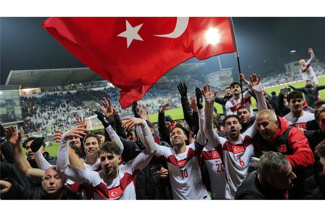 Türkische Spieler feiern den Sieg.