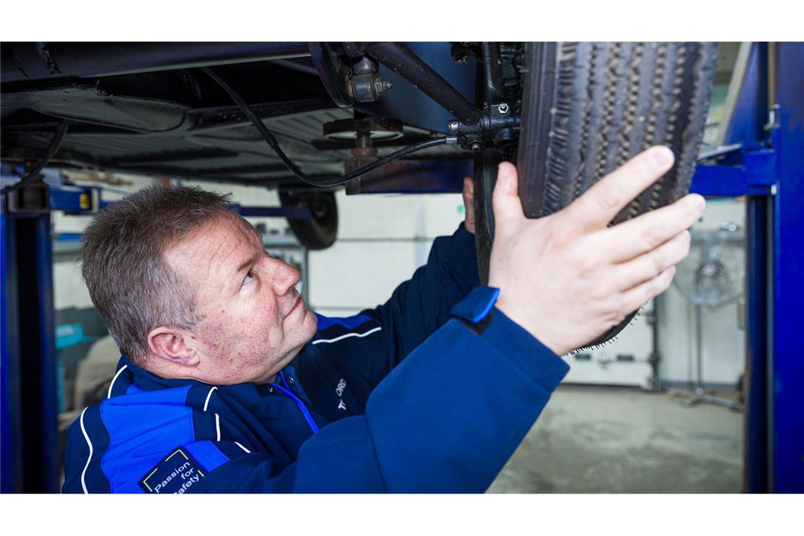 TÜV-Mitarbeiter Thomas Rusch hat das Fahrzeug abgenommen.